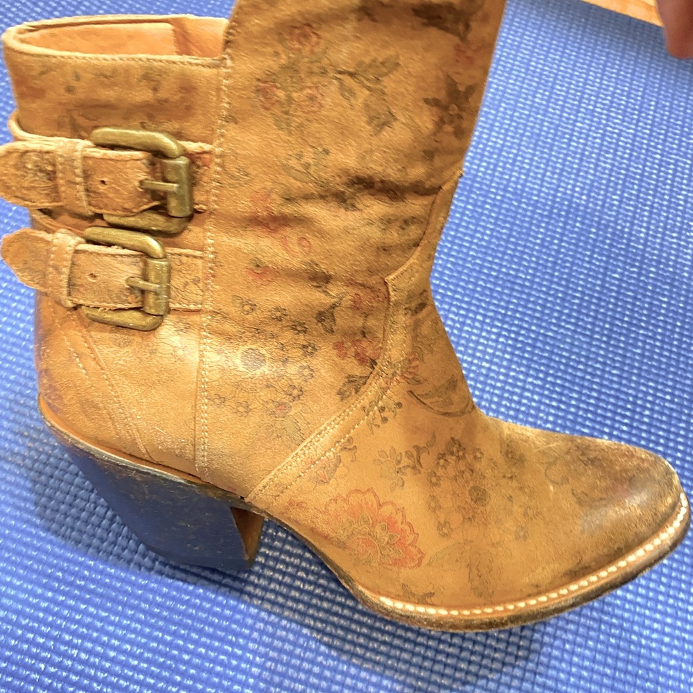 Luchesse ankle boots size 6.5